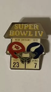 VINTAGE STARLINE NFL SUPER BOWL IV PIN KANSAS CITY CHIEFS MINNESOTA VIKINGS - Bild 1 von 2