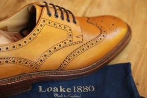Scarpe Derby Brogue Loake 1880 Chester in pelle marrone marrone chiaro da uomo UK 9 US 10 PREZZO AL PUBBLICO: £ 299 - Foto 1 di 9
