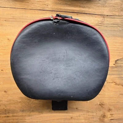 Respaldo de conductor de motocicleta con tachuelas Corbin Foto 1 de 4