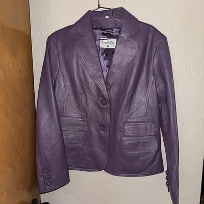 Chaqueta Pamela McCoy Cuero Genuino Púrpura Talla Mediana Foto 1 de 4