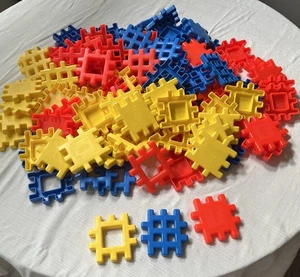 "LOTE DE 99 bloques de gofres Little Tikes vintage de 4"" rojo azul amarillo" - Imagen 1 de 1