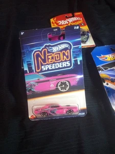 HOT WHEELS 1970 DODGE HEMI CHALLENGER NEON SPEEDERS 2025 - Picture 1 of 2