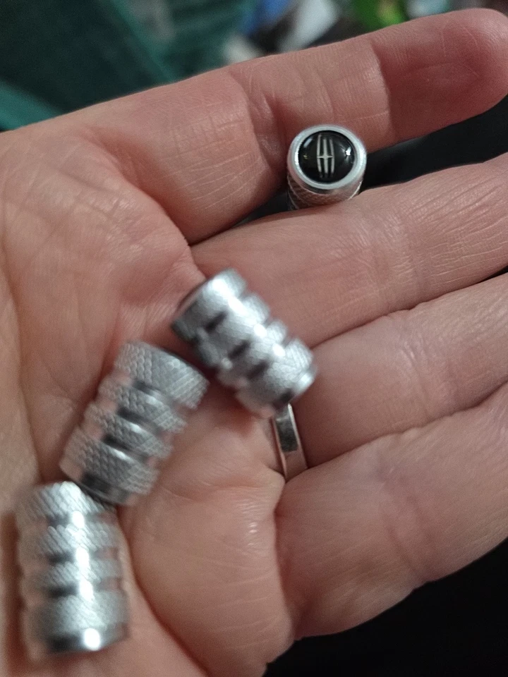 Tampas de haste de válvula de ar pneu de carro Lincoln 4 peças - tampa de poeira de haste - prata - Imagem 1 de 1