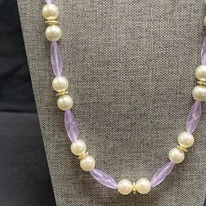 Collar Vintage Cuentas Púrpura Blanco Perlas Oro Espaciadores 24 pulgadas Largo - Imagen 1 de 3