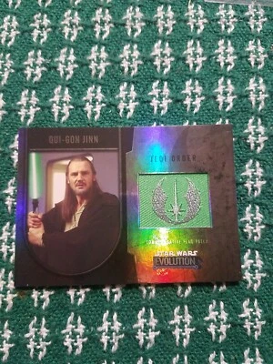 2016 Topps Star Wars Evolution Gold Commemorative Flag Patch Qui-Gon Jinn 49/170 - Image 1 of 2