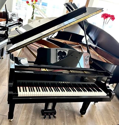 Piano de cola Yamaha C-3 6'1" ébano pulido Foto 1 de 4