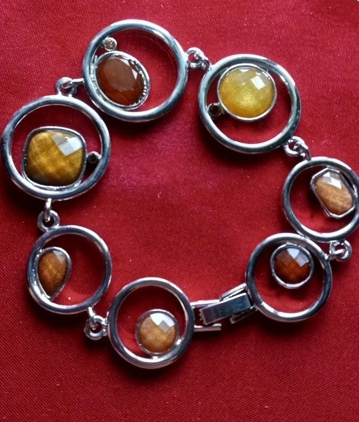 Brazalete de eslabones circulares tono plata Lia Sophia retirado con cristal facetado dorado y marrón Foto 1 de 4
