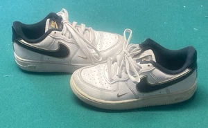 Nike Air Force 1 LV8 Kids Shoes Size 13 White w Black & Gold From2023 DM3386-100 - Picture 1 of 5