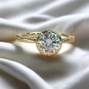 Anillo solitario de moissanita de corte redondo de 1,60 quilates de oro amarillo de 14 quilates - Imagen 1 de 2