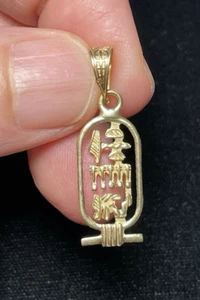 Bellissimo ciondolo cartiglio regina egiziana Nefertiti fatto a mano in oro massiccio 18 carati - Foto 1 di 10