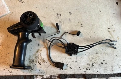 RADIO Y ESC/RECEPTOR ARRMA QUAKE 223S 1/10 2 en 1 Foto 1 de 2