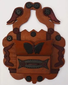 Polychrome Tramp Art Wandbox mit küssenden Turteltauben oben. - Bild 1 von 7