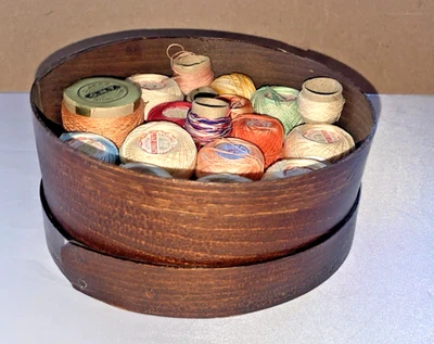 ANTIGUA CAJA DE COSER COCTELERA DE MADERA REDONDA DE 6" Y CARRETES DE HILO ASPECTO PRIMITIVO Foto 1 de 4