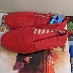 "Take A Walk" Women's Comfort Slip-on Red Linen Canvas Shoes Flats Size 8 NWT - Picture 1 of 5