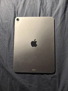 ipad air 4th Generation (2022) bleu ciel avec coque apple noir. 550€ de base - Photo 1/11