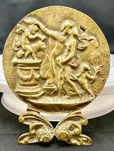 HERMOSA PLACA DE PARED ANTIGUA DE LATÓN, ESCENA DE PAREJA DE AMOR, CUPIDO Y QUERUBÍN, c1880 g - Imagen 1 de 4