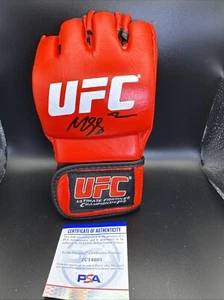 Khamzat Chimaev signierter roter UFC Kampfhandschuh PSA authentifiziert mit Echtheitszertifikat - Bild 1 von 3