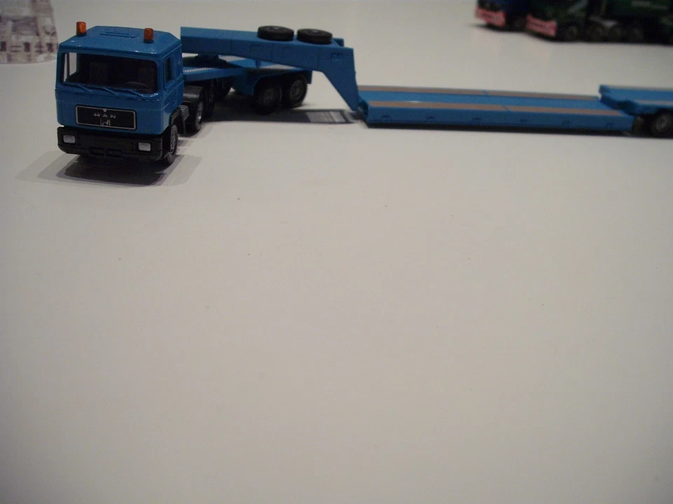Wiking Schwerlasttransport MAN mit Warnlicht + Tieflader 9-achser Blau HO  1 :87 - Bild 1 von 1