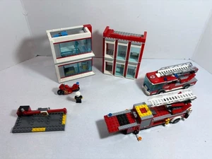 Lego City Teilkrankenhaus 60204 + Bahnhof 60110 + Motor 7208 + Leiter 60112 - Bild 1 von 10