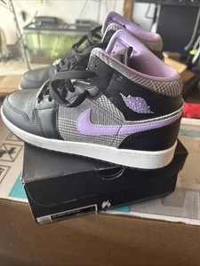 Air Jordan 1 Mid Gs 7y Black/Lilac White - Picture 1 of 6