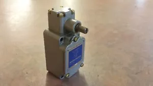 MICROSWITCH 1LS561 LIMIT SWITCH *NEW NO BOX* - Picture 1 of 3