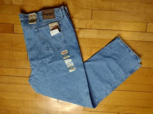 WRANGLER Rugged Wear Classic Fit Light Wash Blue Jeans NWT Mens 48x30 39902RI - Picture 1 of 4