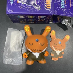 Juguete artístico de vinilo Kidrobot Dunny 3" 2009 Shawnimals Soothsayer - Imagen 1 de 5