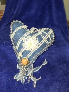 Hängendes HERZ mit Quaste blau Denim mit Vintage Spitze und Schmuck Handarbeit - Bild 1 von 1