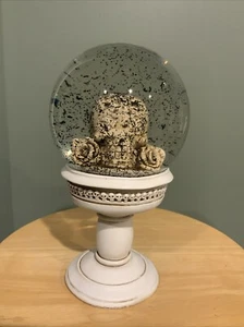 Dia de los Muertos SnowGlobe calavera y rosas con brillo negro y murciélagos 8,5 pulgadas - Imagen 1 de 8