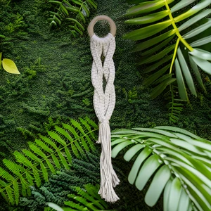 Colgante de pared de macramé de dos pulgadas de largo - 95 % algodón, 5 % poliéster - Imagen 1 de 3