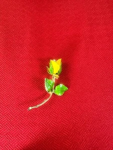 Vintage Giovanni Rose Brooch Gold-tone Metal Stunning Yellow and Green Enamel - Picture 1 of 5