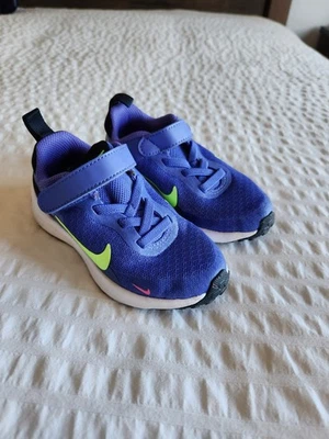 Tênis Nike Revolution (PSV) infantil feminino tamanho 8 roxo/multicolorido - Imagem 1 de 4