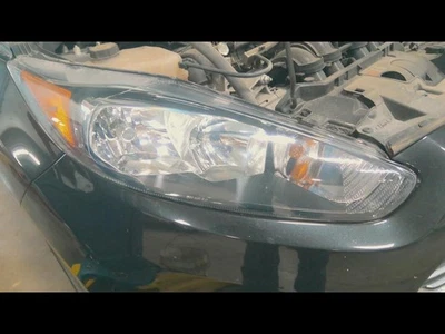 Used Right Headlight Assembly fits: 2014 Ford Fiesta black trim Right Grade A - Imagem 1 de 4