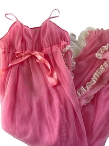 Vintage Saramae Dessous Größe Medium Kaugummi rosa Chiffon Spitze Nachthemd Plissee - Bild 1 von 12