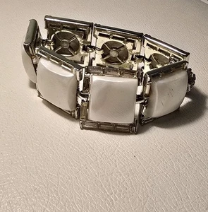 Brazalete Kramer Vintage Blanco Termoestable Tono Plata Cuadrado Cabujón Eslabones Firmado - Imagen 1 de 6