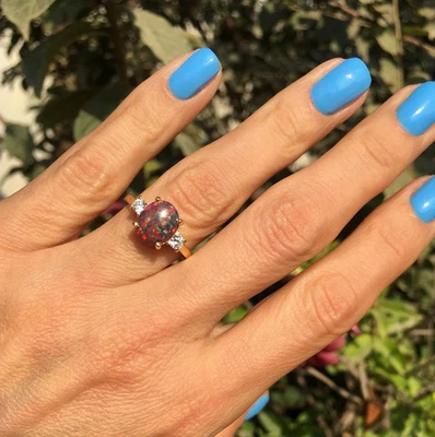 Anillo ovalado de ópalo negro etíope natural de oro amarillo de 14k y ópalo negro de alta calidad Foto 1 de 2