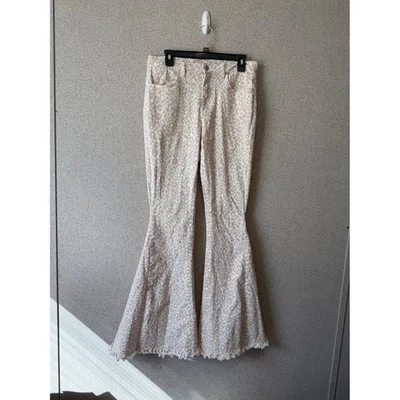 Pantalones de mezclilla para mujer con estampado de leopardo acampanados dobladillo desgastado Foto 1 de 4