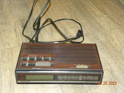 Vintage 80's Sanyo AM/FM Radio Digital Alarm Clock RM 5008 Wood Grain Tested Cover