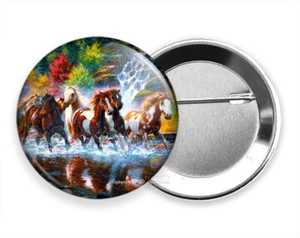 WILDE AMERIKANISCHE PFERDE WASSERFALL FLUSS ANSTECKNADEL PINBACK BUTTON TIERE LIEBHABER GESCHENKIDEE - Bild 1 von 1