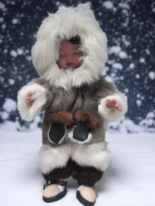 Memeluck Alaska Eskimo Pelz Puppe mit Namen Mariak mit Etikett beweglich - Bild 1 von 5