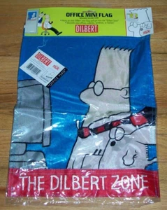 NOS Dilbert Comics LA BANDIERA DILBERT MINI BANDIERA ufficio 11 x 15 tessuto bifacciale - Foto 1 di 2