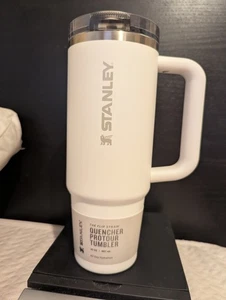 ✨💥 NEW Stanley The Quencher ProTour Flip Straw Tumbler 30 OZ Frost - Picture 1 of 4