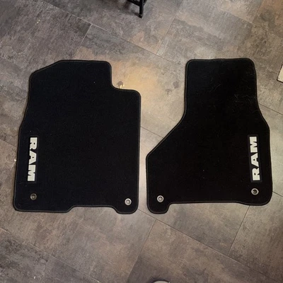 Alfombrillas traseras derecha izquierda Dodge Ram 2013-2018 negras para camioneta pickup 1KT10 2013-2018 Foto 1 de 4