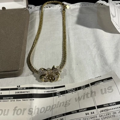 Colgante y collar deslizable tono dorado con arco de cinta pavé Nolan Miller Foto 1 de 4