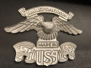 HARLEY-DAVIDSON MOTOCICLETAS EAGLE EE. UU. ALA MEDALLÓN METAL EMBLEMA PLACA - Imagen 1 de 1