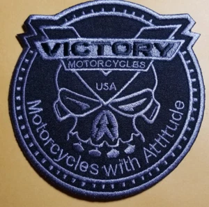 Parche bordado de 4" Victory Motorcycles with Attitude blackout - Imagen 1 de 3