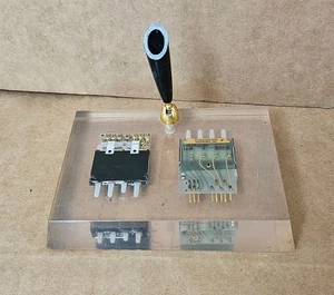 Acryl Stifthalter mit Tektronix Schalter Baugruppen: 670-0830-00 & 670-1079-01 - Bild 1 von 7