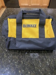 Neu Dewalt 13” x 8” x 9” Schwerlast Nylon Mauttasche mit Kufen - Bild 1 von 12