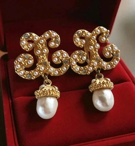 Vintage Signed YOSCA Baroque Faux Pearl Drop Ornate Chunky Runway Clip Earrings - Picture 1 of 18