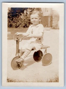 1920 "ROLAND JR" NIÑO en ANTIGUO TRICICLO FOTO INSTANTÁNEA VINTAGE - Imagen 1 de 2